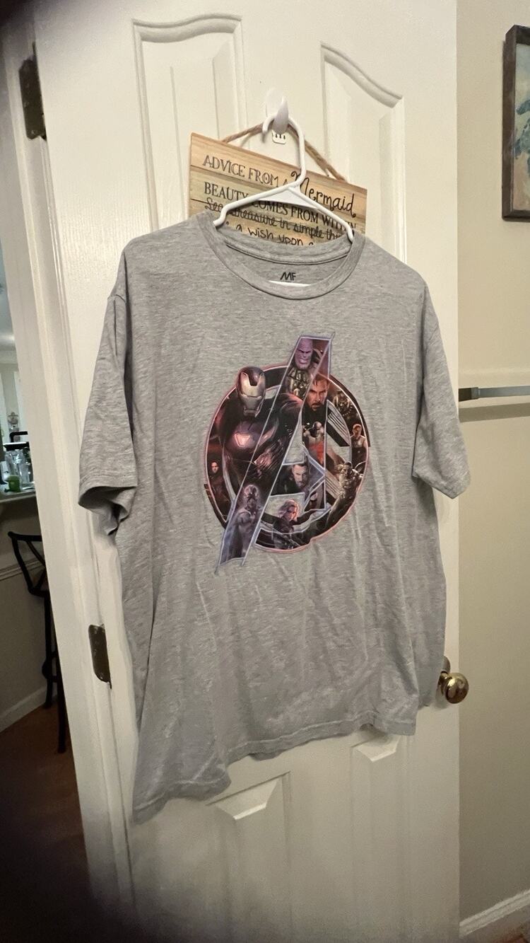 Avengers Infinity War T Shirt Mens XL Gray Crewneck Thanos Iron Man Graphic